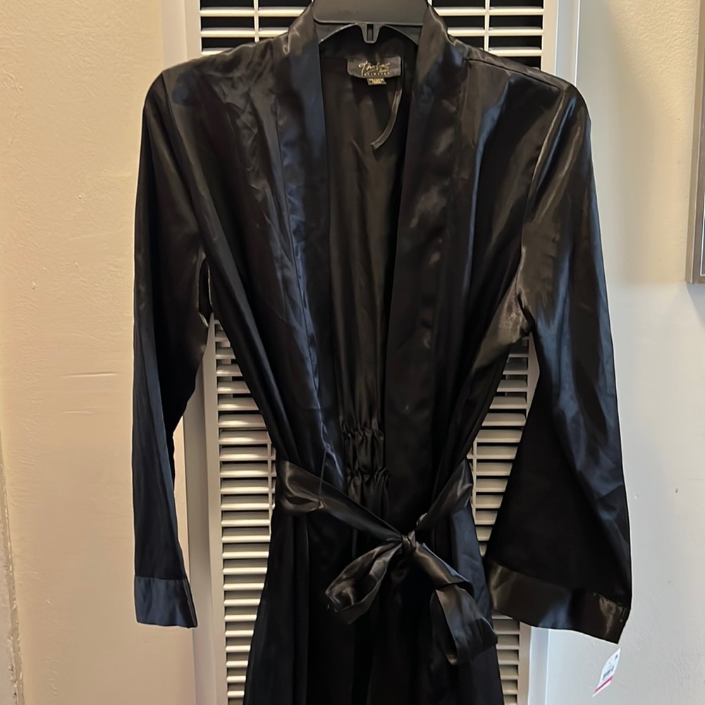 Black shiny polyester robe in women’s XS
